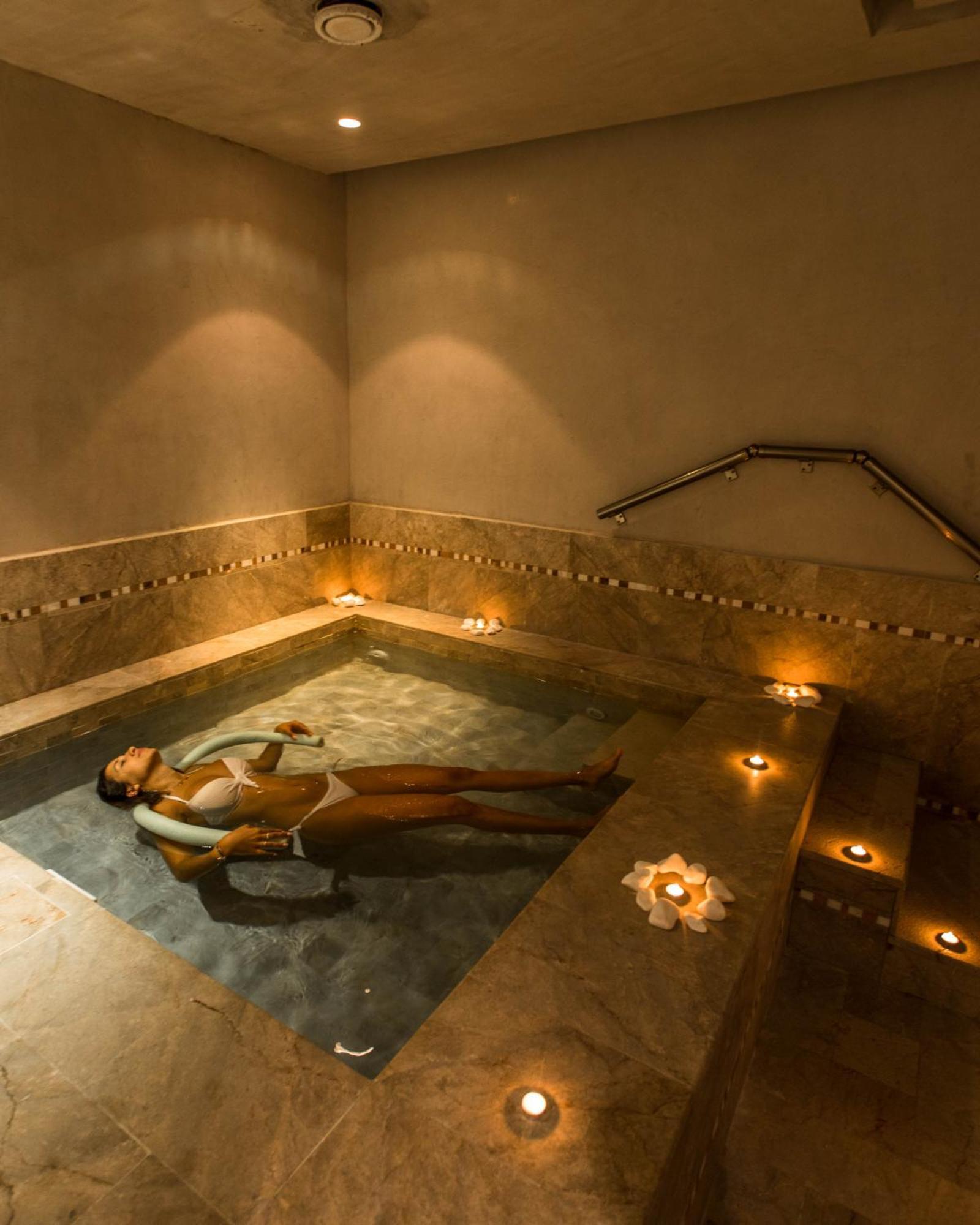 La Badira - Adult Only Hotel Al-Hammamat Bagian luar foto A woman floating in a spa